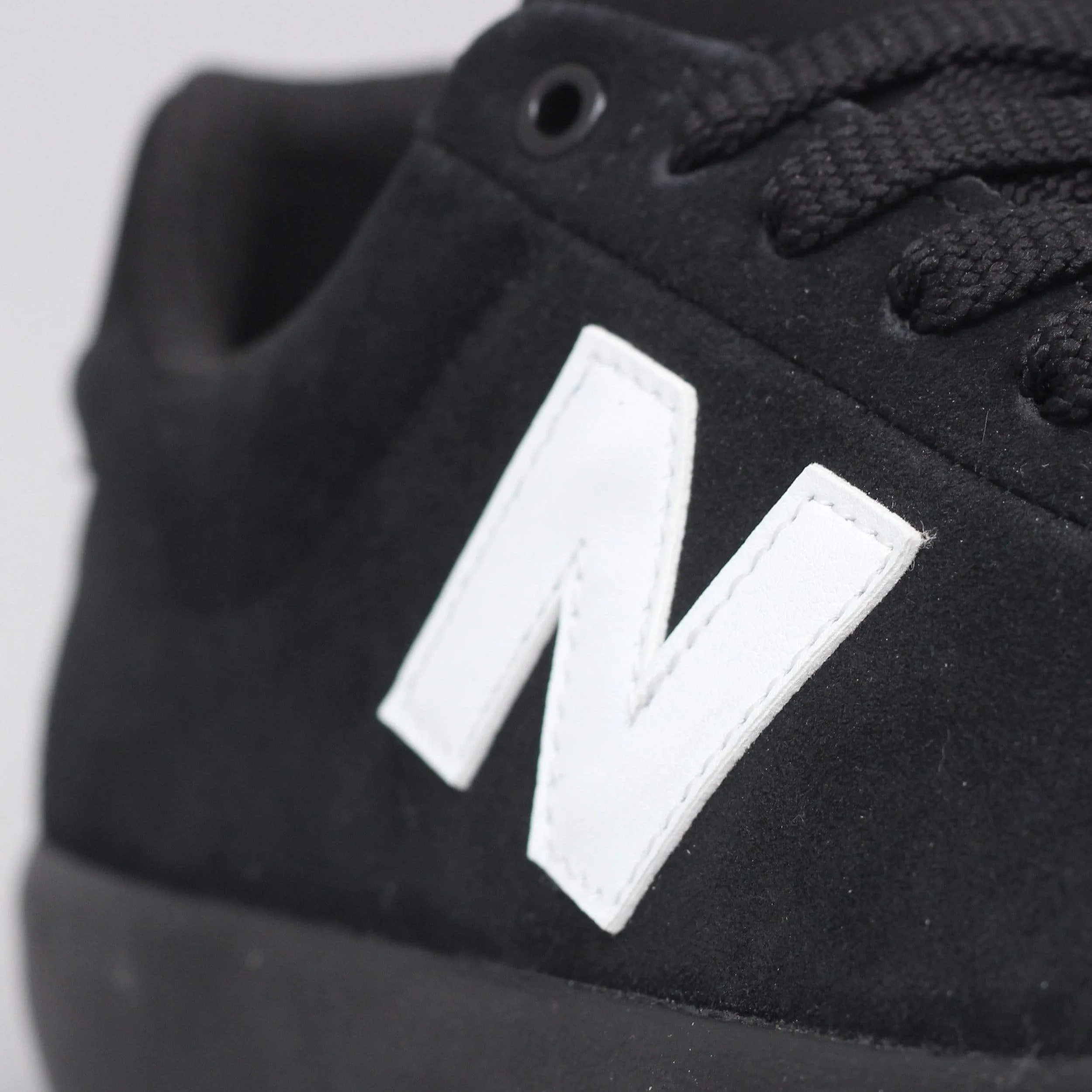 New Balance 22 Shoes Black / White