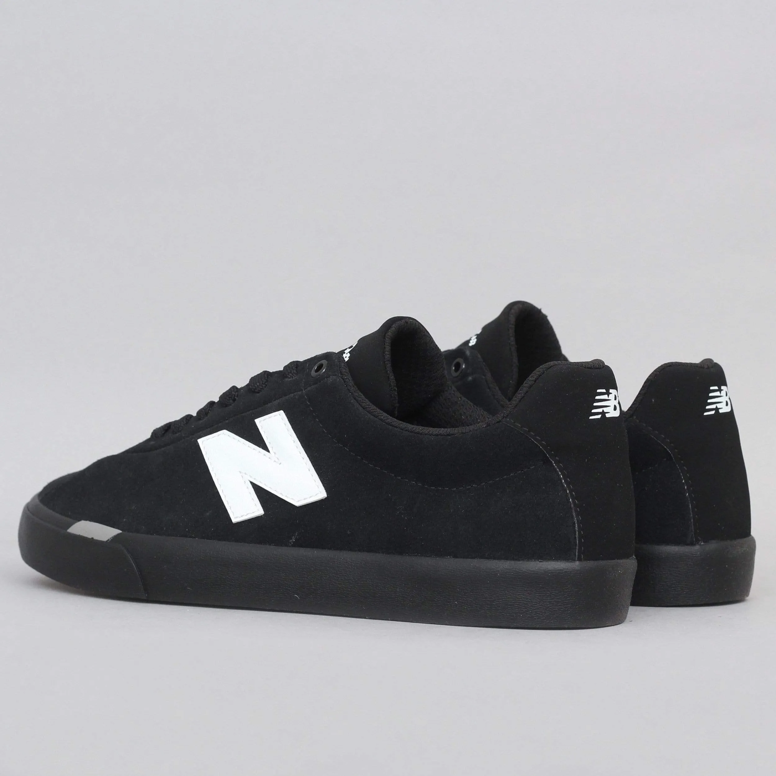 New Balance 22 Shoes Black / White